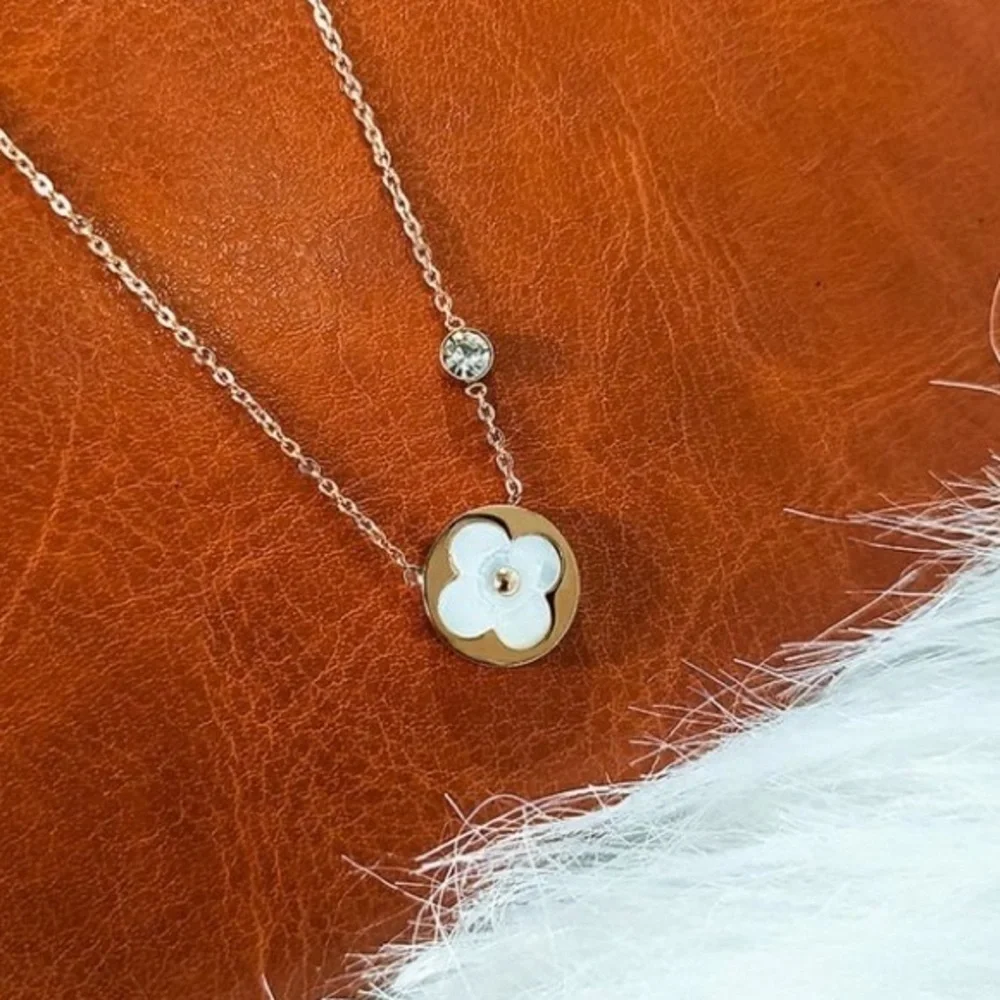 💎Round Clover Rose Gold Necklace - Picture 4 of 11